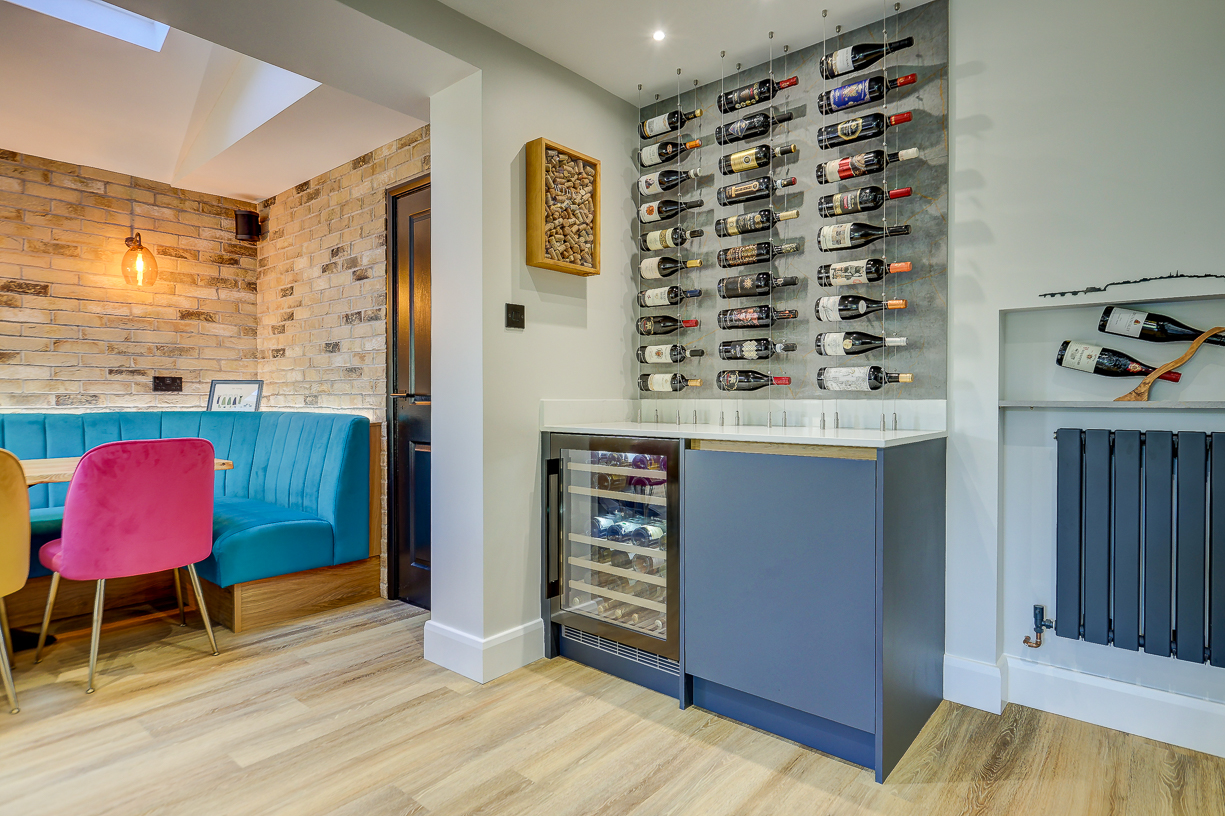 Handleless Kitchen with Banquette Seating Handleless Kitchen with Banquette Seating