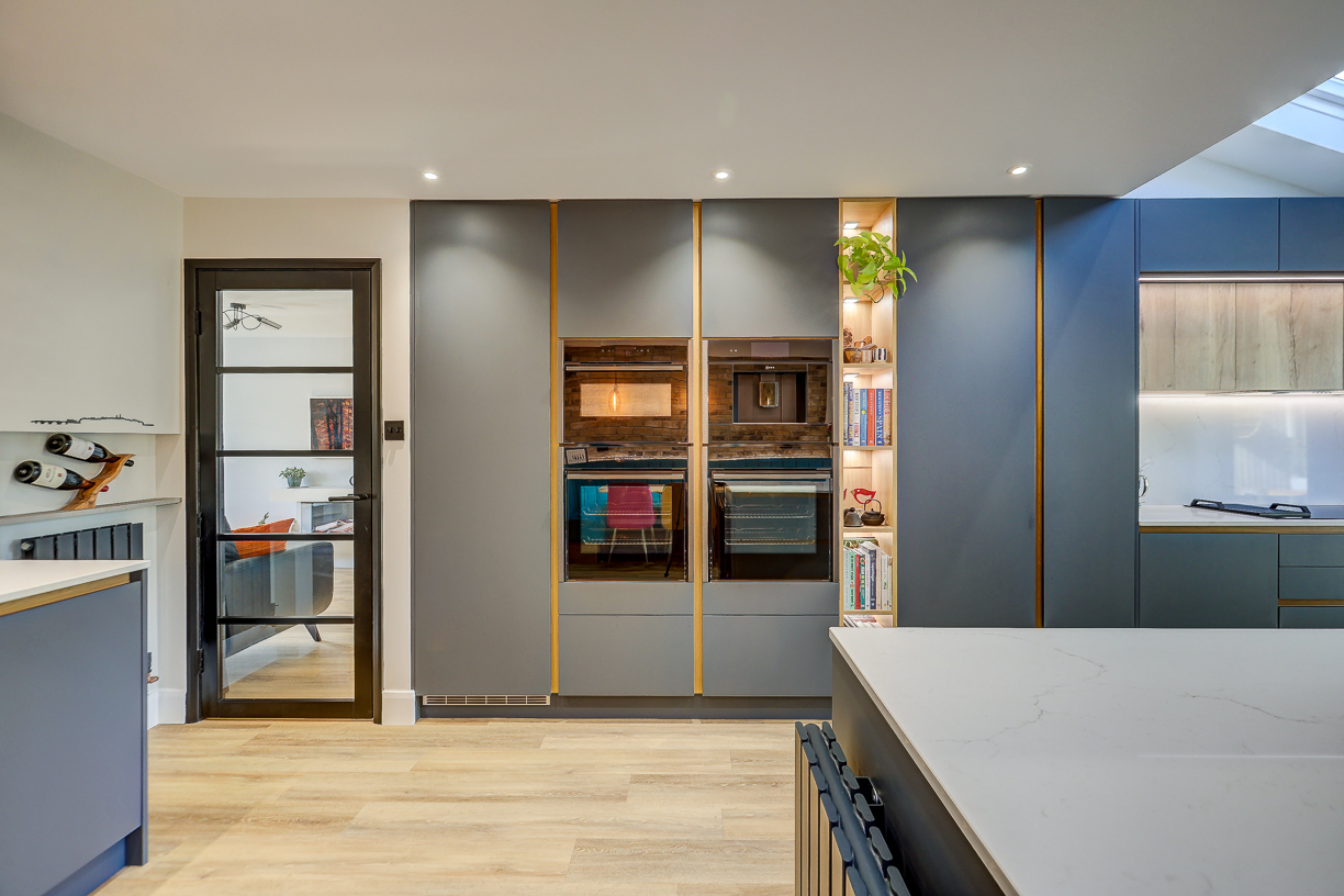 Handleless Kitchen with Banquette Seating Handleless Kitchen with Banquette Seating