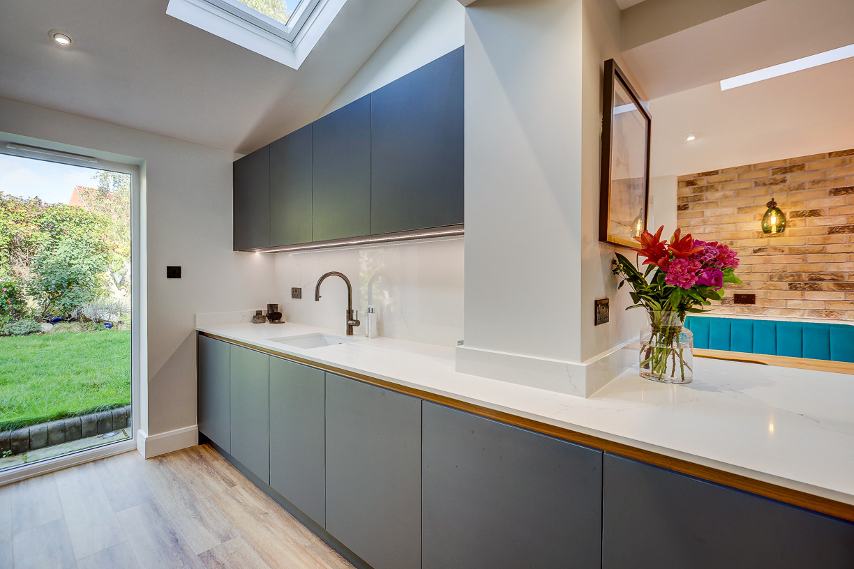 Handleless Kitchen with Banquette Seating Handleless Kitchen with Banquette Seating