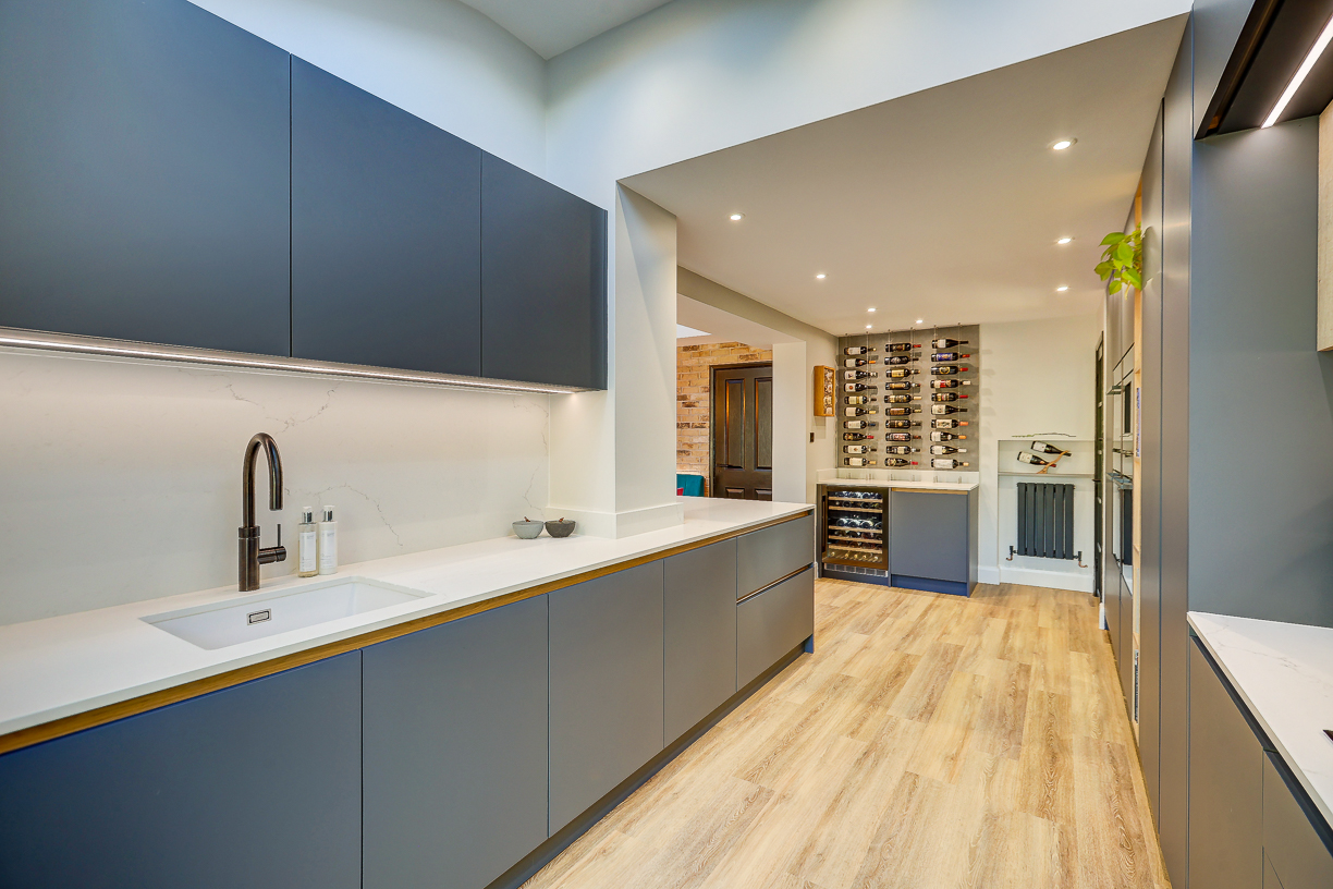 Handleless Kitchen with Banquette Seating Handleless Kitchen with Banquette Seating