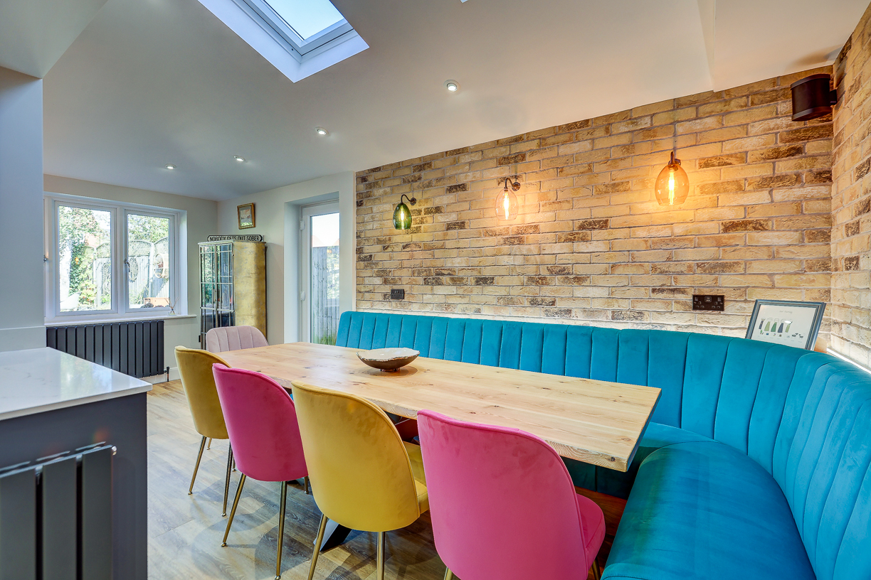 Handleless Kitchen with Banquette Seating Handleless Kitchen with Banquette Seating