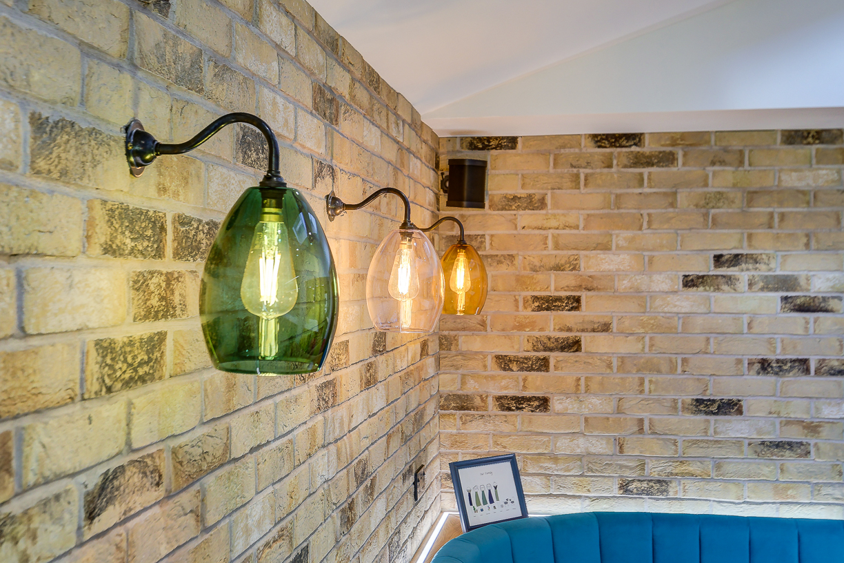 Handleless Kitchen with Banquette Seating Handleless Kitchen with Banquette Seating