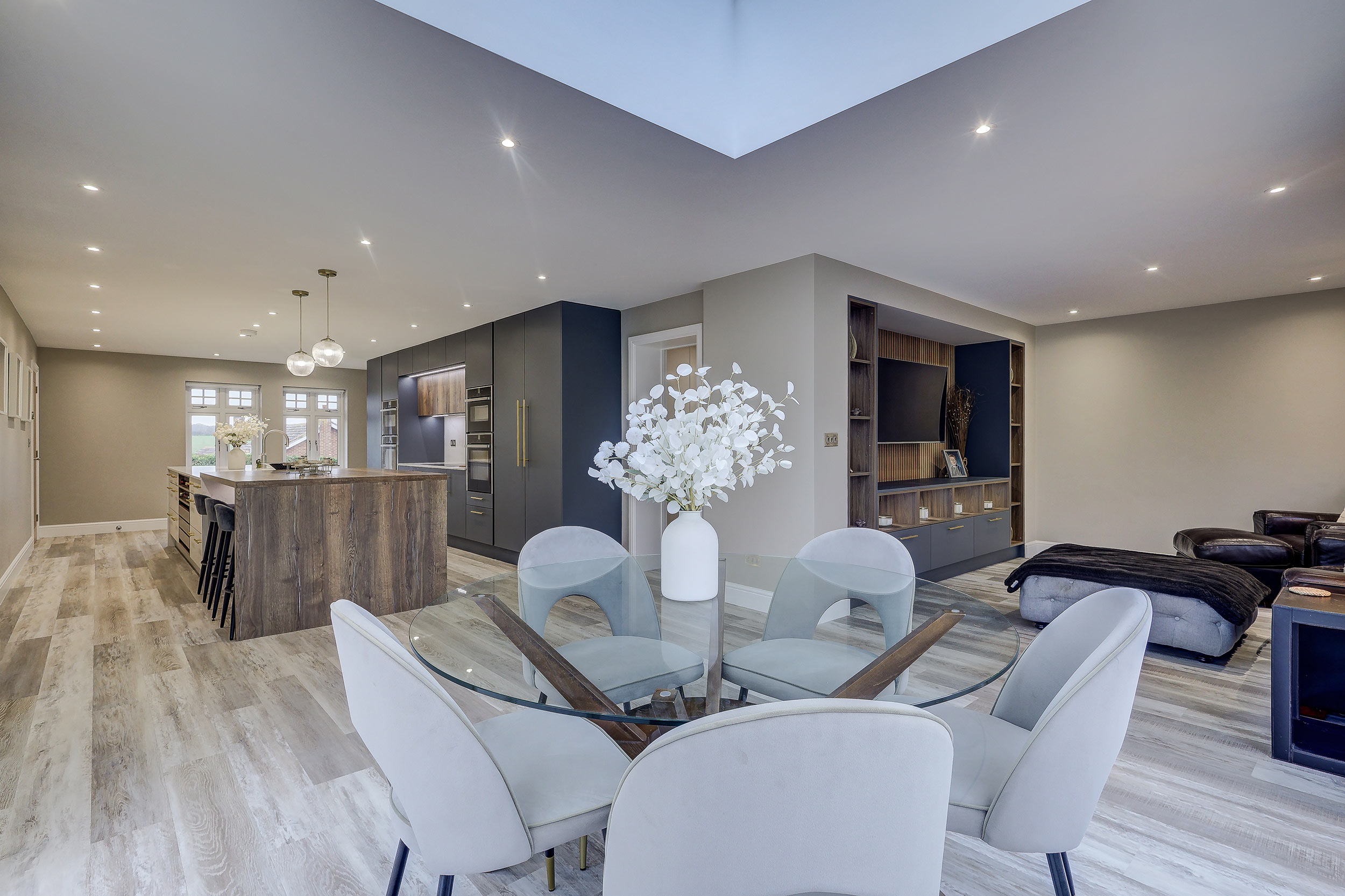 Handless Kitchen with Media Unit